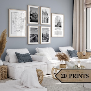 Puede incluir: Un conjunto de seis impresiones en blanco y negro que presentan varias imágenes de Austin, Texas. Las impresiones están enmarcadas y se muestran en una pared sobre un sofá blanco con almohadas. Las impresiones incluyen un mapa de Austin, una ciudad y un edificio con una cúpula.