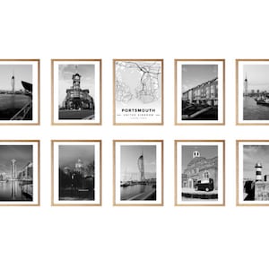 Puede incluir: Una colección de diez fotografías en blanco y negro enmarcadas de varios monumentos y escenas de Portsmouth, Inglaterra. Los marcos son todos del mismo tamaño y tienen un acabado de madera marrón claro.