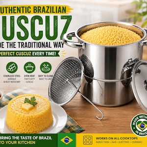 Può includere: Una pentola per cuscus in acciaio inossidabile con coperchio e inserto perforato, riempita di couscous giallo. L'immagine include un piatto di couscous cotto con una noce di burro e il testo "Autentico Cuscus Brasiliano."