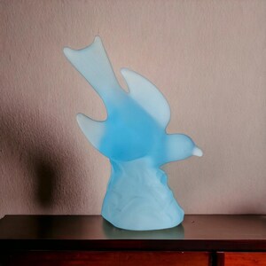 L.E. Smith Frosted Satin Glass Blue Bird In Flight Vintage Figurine