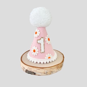 Cappello per la festa del primo compleanno di Daisy // Cappello per la festa di Daisy // Cappello per la festa rosa // Cappello per la festa con pompon // Tema di compleanno di Daisy // Festa di compleanno di Daisy //