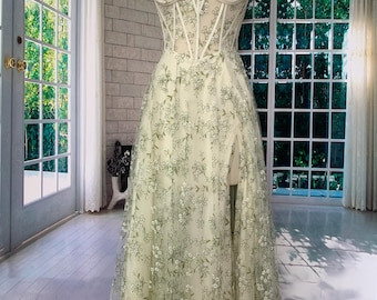 Handgemachtes, besticktes, schieres Korsett-Heimkleid mit seitlichem Schlitz