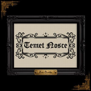 Può includere: Un'opera d'arte a punto croce incorniciata con le parole "Temet Nosce" in lettere gotiche nere. L'opera è ambientata su uno sfondo beige e incorniciata in una cornice nera ornata. Una piccola targa in ottone in basso recita "Ars Onirika".