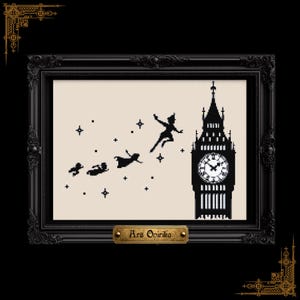 Könnte beinhalten: Schwarz-weiße Kreuzstich-Stickerei von Peter Pan, Wendy, John und Michael, die an Big Ben vorbeifliegen. Das Kunstwerk ist in einem schwarzen, verzierten Rahmen mit einem goldenen Namensschild mit der Aufschrift "Ars Opirika" gerahmt.