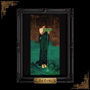 Puede incluir: Un bordado en punto de cruz enmarcado que representa una figura con túnica verde oscuro de pie en el agua, sosteniendo un cuenco del que cae líquido verde. El marco negro ornamentado tiene una placa dorada con el texto Ars Onirika.