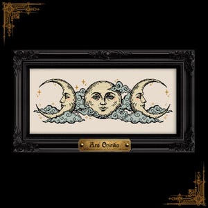 Puede incluir: Obra de arte enmarcada que representa tres fases lunares con rostros humanos, sobre un fondo crema con nubes y estrellas. La obra está en un marco negro ornamentado, con el texto "Ars Onirika" en una pequeña placa. Diseño celestial.