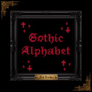 K&ouml;nnte beinhalten: Ein gerahmtes Kreuzstichdesign mit den Worten "Gothic Alphabet" in rotem Faden auf schwarzem Hintergrund. Der schwarze Rahmen ist verziert, mit kleinen Kreuzen, die um den Text gestickt sind. Eine kleine Messingplatte unten zeigt "Ars Opirika".