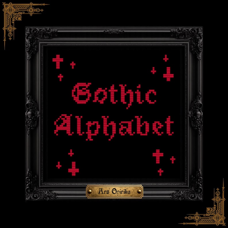 K&ouml;nnte beinhalten: Ein gerahmtes Kreuzstichdesign mit den Worten "Gothic Alphabet" in rotem Faden auf schwarzem Hintergrund. Der schwarze Rahmen ist verziert, mit kleinen Kreuzen, die um den Text gestickt sind. Eine kleine Messingplatte unten zeigt "Ars Opirika".