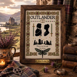 Puede incluir: Un bordado en punto de cruz enmarcado con el texto OUTLANDER y Follow me through the stones. El diseño incluye siluetas negras de dos personas, dos espadas, un círculo de piedras y una libélula, todo dentro de un borde decorativo.