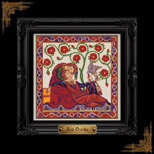 Op de afbeelding: Een ingelijst kruissteekkunstwerk met een middeleeuwse scène met figuren in rode en paarse gewaden, een vogel en bloemmotieven. Het kunstwerk bevindt zich in een zwart, sierlijk frame met de tekst "Ars Opirika" op een klein plaatje.