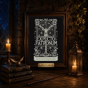 Op de afbeelding: Een ingelijst kruissteekpatroon met een witte herten-silhouet, sterren en de tekst "EXPECTO PATRONUM" boven een toverstaf en het citaat "The ones that love us never really leave us. You can always find them." De lijst heeft een klein "Ars Onirika" plaatje.