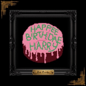 Puede incluir: Un diseño de punto de cruz en pixel art de un pastel redondo con glaseado rosa y texto verde que dice HAPPEE BIRTHDAE HARRY, enmarcado en un marco negro ornamentado con una pequeña placa dorada en la parte inferior que dice Ars Onirika.