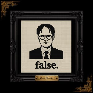 Può includere: Un ricamo a punto croce in bianco e nero raffigurante un ritratto pixelato di una persona con occhiali, giacca e cravatta, posizionato sopra il testo in minuscolo "false.". L'opera è racchiusa in una cornice rettangolare nera decorata.