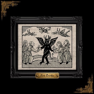 Puede incluir: Un bordado de punto de cruz en blanco y negro que muestra una figura central con cuernos y alas rodeada por cuatro personas y tres criaturas voladoras. La pieza está en un marco negro ornamentado con una placa dorada Ars Onirika.