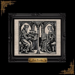 Può includere: Un ricamo a punto croce in bianco e nero raffigurante un re che suona l'organo e una regina che tiene un libro, all'interno di una cornice nera decorata. Una targhetta dorata in basso riporta il testo Ars Onirika in nero.