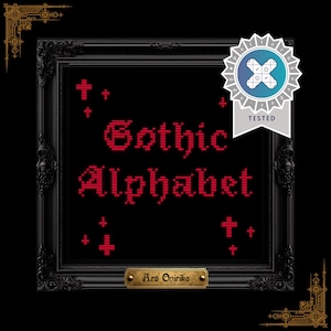 K&ouml;nnte beinhalten: Ein gerahmtes Kreuzstichdesign mit den Worten "Gothic Alphabet" in roter Farbe auf schwarzem Hintergrund. Der schwarze Rahmen ist verziert, mit kleinen roten Kreuzen. Ein "Tested"-Abzeichen ist oben rechts zu sehen.