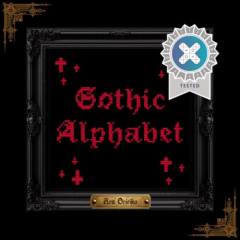 K&ouml;nnte beinhalten: Ein gerahmtes Kreuzstichdesign mit den Worten "Gothic Alphabet" in roter Farbe auf schwarzem Hintergrund. Der schwarze Rahmen ist verziert, mit kleinen roten Kreuzen. Ein "Tested"-Abzeichen ist oben rechts zu sehen.