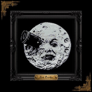 Puede incluir: Obra de arte enmarcada en negro que presenta una imagen detallada y pixelada de la luna con una cara, mirando a través de un telescopio. La obra está etiquetada como "Ars Opirika" en una placa dorada. El marco tiene detalles ornamentados.