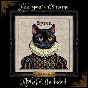 Peut inclure: Un modèle de point de croix représentant un chat noir aux yeux jaunes portant une collerette blanche et un vêtement sombre à motifs. Le texte "Add your cat's name" figure en haut, "Byron" au-dessus du chat et "Ars Onirika" sur une plaque.