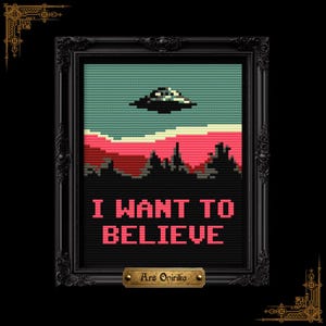 Può includere: Opera d'arte a punto croce incorniciata, raffigurante un paesaggio pixelato con un UFO. Il testo "I WANT TO BELIEVE" è in lettere rosa. La scena comprende un orizzonte rosa e rosso e un cielo turchese.
