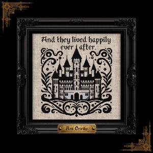 Può includere: Un ricamo a punto croce su tessuto beige chiaro raffigurante la sagoma nera di un castello circondato da volute ornamentali. Il testo "And they lived happily ever after." è ricamato sopra il castello. È inserito in una cornice nera.