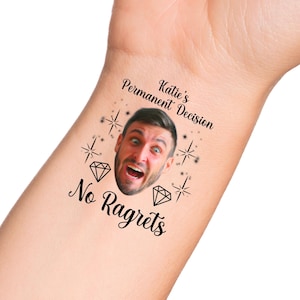 K&ouml;nnte beinhalten: Ein tempor&auml;res Tattoo mit dem Gesicht eines Mannes und dem Text "Katie's Permanent Decision No Ragrets" mit Diamantenformen und Sternen.