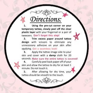 Puede incluir: Un gr&aacute;fico circular con instrucciones para aplicar un tatuaje temporal. El texto es negro, con acentos de estrellas rosas. Las instrucciones incluyen pelar, recortar, aplicar y secar el tatuaje.
