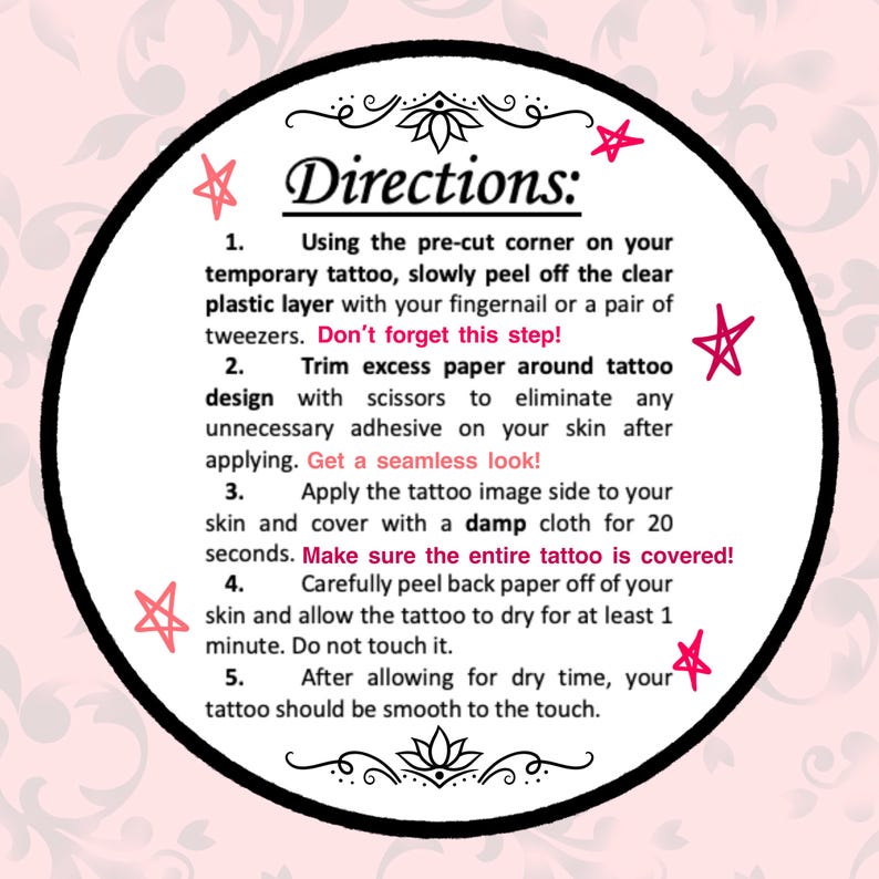 Puede incluir: Un gr&aacute;fico circular con instrucciones para aplicar un tatuaje temporal. El texto es negro, con acentos de estrellas rosas. Las instrucciones incluyen pelar, recortar, aplicar y secar el tatuaje.
