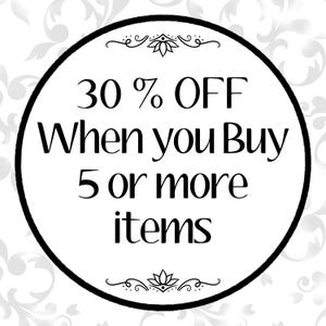 Puede incluir: Un c&iacute;rculo blanco y negro con un borde decorativo y el texto "30% de DESCUENTO Cuando compras 5 art&iacute;culos o m&aacute;s".