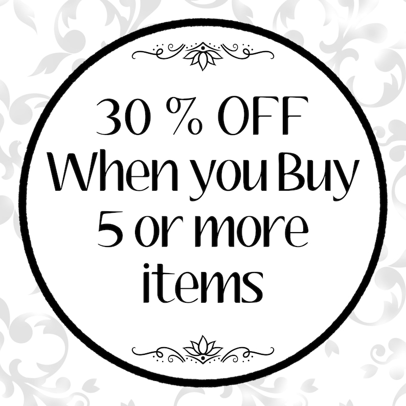 Puede incluir: Un c&iacute;rculo blanco y negro con un borde decorativo y el texto "30% de DESCUENTO Cuando compras 5 art&iacute;culos o m&aacute;s".