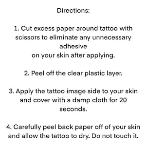 Puede incluir: Fondo blanco con texto negro que proporciona instrucciones para aplicar un tatuaje temporal. El texto incluye pasos para cortar, pelar, aplicar y secar el tatuaje. La palabra "Directions" est&aacute; en la parte superior.