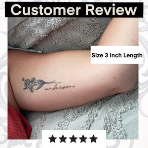 K&ouml;nnte beinhalten: Ein tempor&auml;res Tattoo mit einem floralen Design und dem Namen "anderson" in Kursivschrift. Das Tattoo ist 7,6 cm lang und hat eine 5-Sterne-Bewertung.