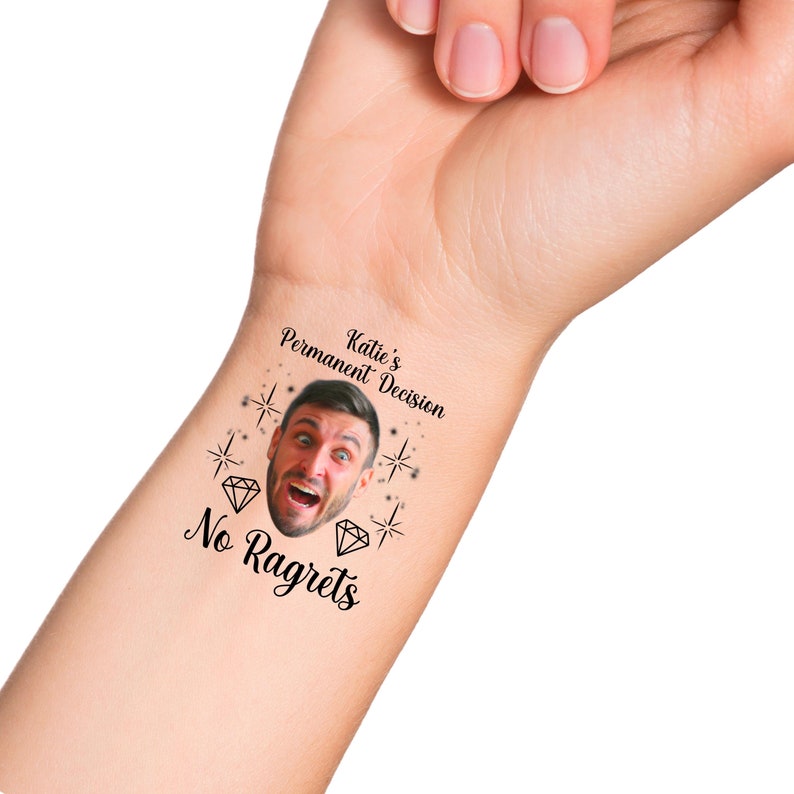 K&ouml;nnte beinhalten: Ein tempor&auml;res Tattoo mit dem Gesicht eines Mannes und dem Text "Katie's Permanent Decision No Ragrets" mit Diamantenformen und Sternen.