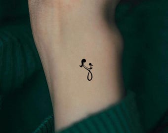 Tatuaje temporal con el símbolo de madre e hija
