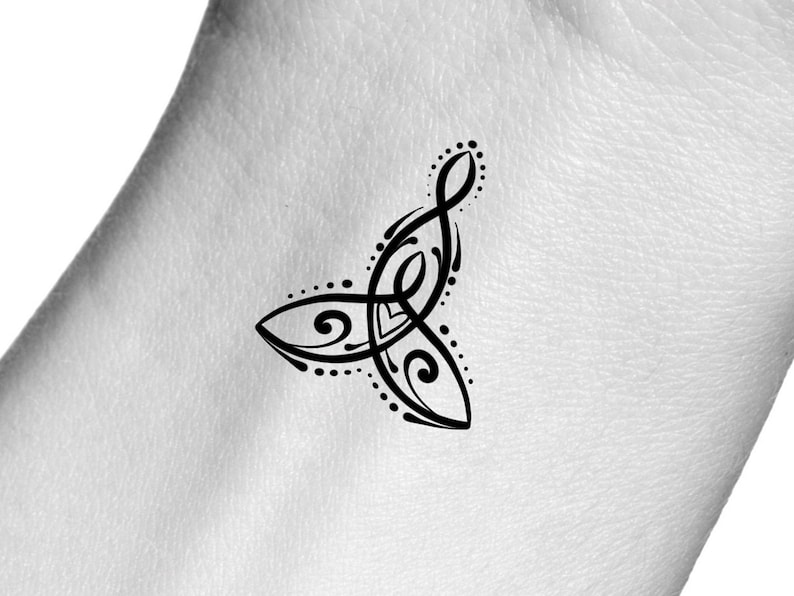 Puede incluir: Un dise&ntilde;o de tatuaje en blanco y negro de un nudo celta, un s&iacute;mbolo tradicional de amor, amistad y unidad.