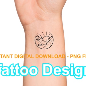 Pode incluir: Um design de tatuagem em preto e branco de arte de linha de uma cordilheira com um sol nascendo atrás. O design está em um círculo e está no pulso de uma pessoa.
