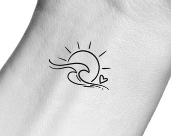 Tatuaje temporal de corazón y sol con olas