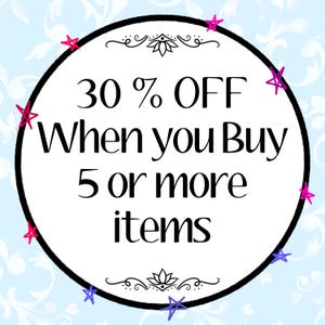 Puede incluir: Gr&aacute;fico circular blanco con borde negro, con el texto "30% DE DESCUENTO al comprar 5 o m&aacute;s art&iacute;culos". Decorado con estrellas rosas y moradas y detalles florales sobre un fondo azul claro.