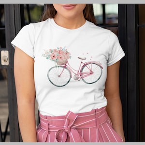 ヴィンテージフローラル「フラワーバスケット付き自転車」シャツ、美的フラワーTシャツ、ボタニカルロマンチックコテージコアTシャツ、フラワーモチーフの彼女へのギフト