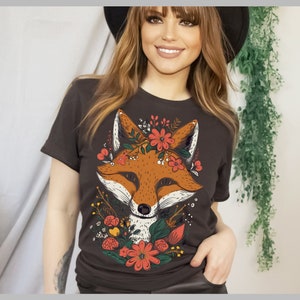 Boho räv- och blommig skjorta, rävmotiv dam-T-shirt, blommig skogsdjursskjorta i cottagecore, present till henne, söt räv-T-shirt, damskjorta