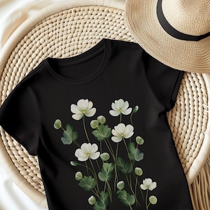 四つ葉のクローバーの花、コテージコアシャツ、ファームコアTシャツ、草シャツ、花柄Tシャツ、クローバーの葉モチーフ、幸運のお守りTシャツ、花