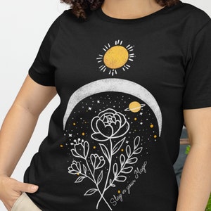 T-shirt unisexe « Restez dans votre magie », T-shirt mystique céleste Soleil et Lune, T-shirt astrologie des phases de la lune, Tarot et espace, vêtement de sorcière floral