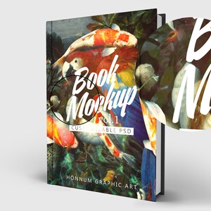 K&ouml;nnte beinhalten: Ein Buch-Mockup mit einem farbenfrohen Cover, das Koi-Karpfen und einen Papagei zeigt. Der Text "Book Mockup Vol. 1 Customizable PSD" ist auf dem Cover gedruckt. Der Text "Honnum Graphic Art" ist am unteren Rand des Covers gedruckt.