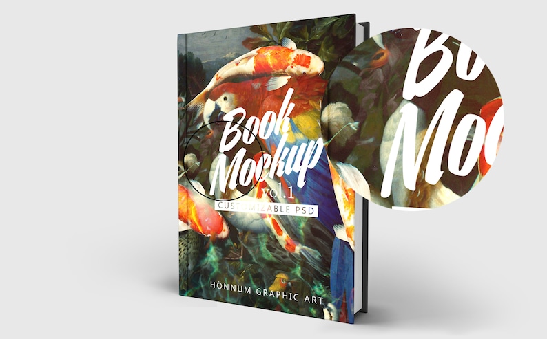 K&ouml;nnte beinhalten: Ein Buch-Mockup mit einem farbenfrohen Cover, das Koi-Karpfen und einen Papagei zeigt. Der Text "Book Mockup Vol. 1 Customizable PSD" ist auf dem Cover gedruckt. Der Text "Honnum Graphic Art" ist am unteren Rand des Covers gedruckt.
