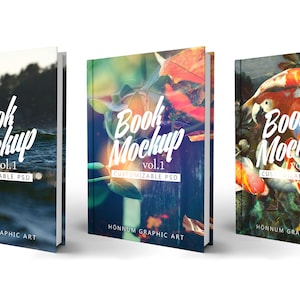 K&ouml;nnte beinhalten: Drei Buch-Mockups mit verschiedenen Hintergr&uuml;nden. Das erste Mockup zeigt eine blaue und gr&uuml;ne Ozeanszene. Das zweite Mockup zeigt ein farbenfrohes Blumenmuster. Das dritte Mockup zeigt ein farbenfrohes Fischmuster. Jedes Mockup tr&auml;gt den Text "Book Mockup vol.1 CUSTOMIZABLE PSD" und "HONNUM GRAPHIC ART".