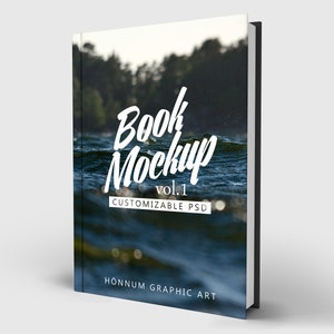 K&ouml;nnte beinhalten: Ein Buch-Mockup mit einem blauen und gr&uuml;nen Wasserhintergrund. Der Text auf dem Cover lautet "Book Mockup Vol. 1 Customizable PSD Honnum Graphic Art".