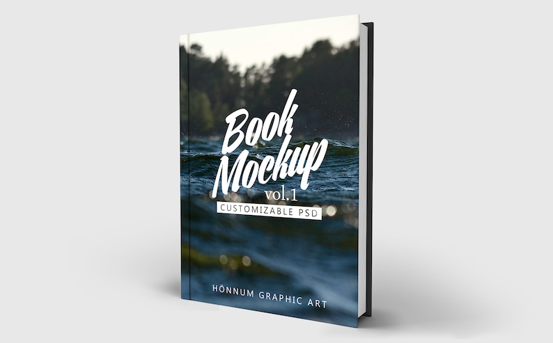 K&ouml;nnte beinhalten: Ein Buch-Mockup mit einem blauen und gr&uuml;nen Wasserhintergrund. Der Text auf dem Cover lautet "Book Mockup Vol. 1 Customizable PSD Honnum Graphic Art".