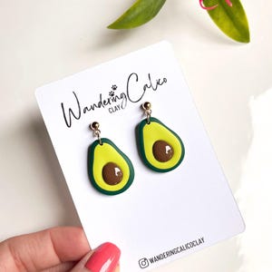 Polymer Clay Avocado Ohrringe, Obst Thema Schmuck, Avocado Food Lover Geschenke, Sommergarten Ohrringe, Einzigartiges handgemachtes Geschenk für Freund