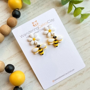 Daisy Bee-oorbellen, lentethema-sieraden, madeliefjebloem oorbellen, honingbij klei-sieraden, hommel oorbellen, zomersieraden