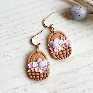 Polymeerklei oorbellen paasmandje, oorbellen lentebloemen, paasei-oorbellen, unieke lentesieraden, handgemaakte paascadeaus